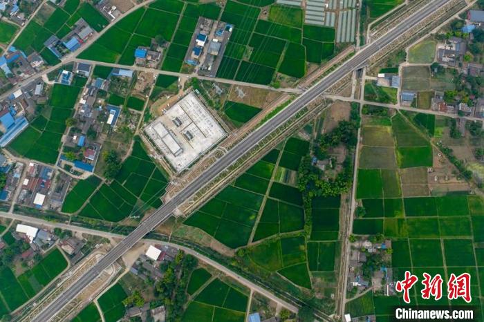 空中俯瞰綿竹牽引變電所和川青鐵路成黃段鐵路線?！⒅铱?攝