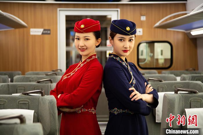 圖為整體色彩以“深藏青”和“喇嘛紅”為主調(diào)的西格段“復(fù)興號”動車組乘務(wù)員新制服?！±罾?攝