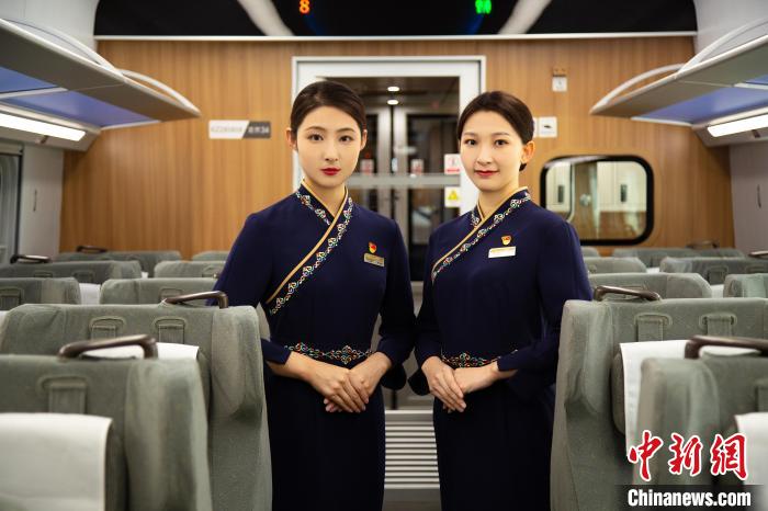 圖為整體色彩以“深藏青”為主調(diào)的西格段“復(fù)興號”動車組乘務(wù)員新制服?！±罾?攝