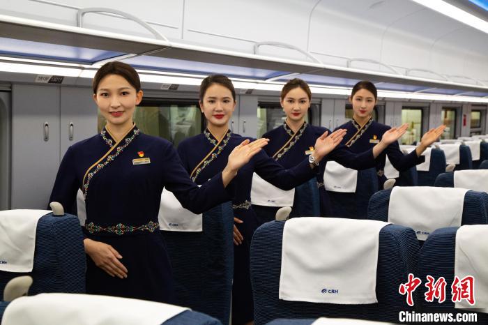 圖為身穿新制服的青藏鐵路西格段“復(fù)興號”動車組乘務(wù)員?！±罾?攝