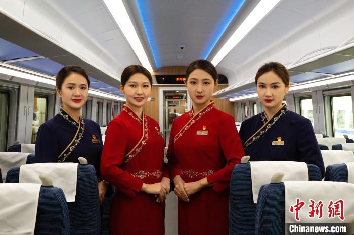 圖為整體色彩以“深藏青”和“喇嘛紅”為主調(diào)的西格段“復(fù)興號”動車組乘務(wù)員新制服。　李磊 攝