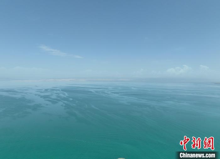 圖為航拍仲夏時(shí)節(jié)，青海湖水天一色?！∑钤鲚?攝