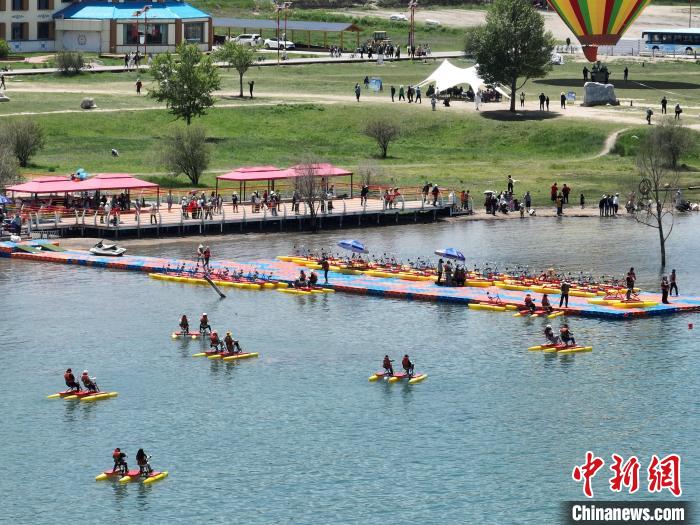 圖為航拍游客青海湖二郎劍景區(qū)體驗(yàn)娛樂(lè)項(xiàng)目?！∑钤鲚?攝