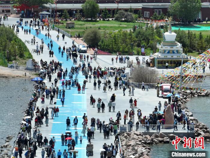 圖為航拍青海湖二郎劍景區(qū)游客眾多?！∑钤鲚?攝