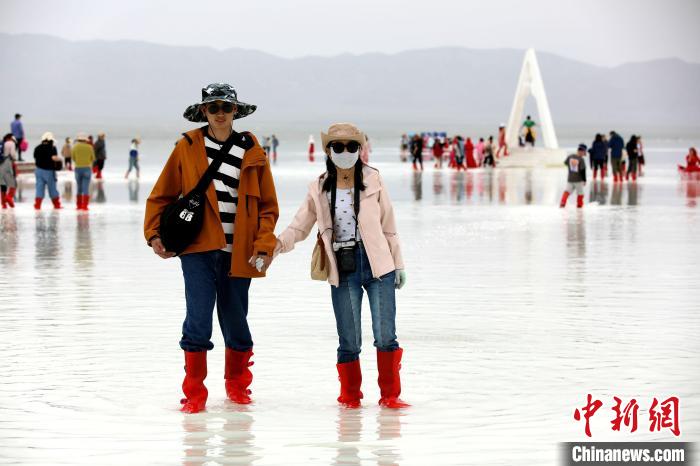 圖為游客在茶卡鹽湖之中?！⊙Φ?攝