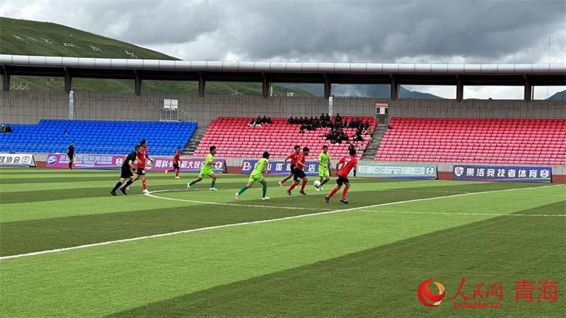 “州超”球員正在拼搶。人民網(wǎng) 劉沛然攝