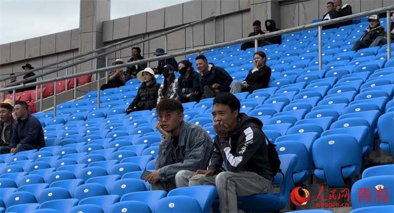 現(xiàn)場觀看“州超”的觀眾。人民網(wǎng) 劉沛然攝