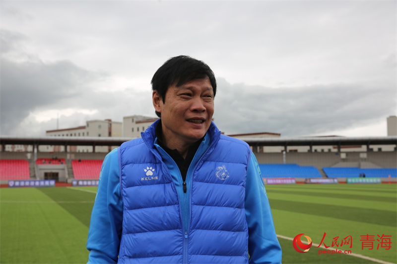 中場休息時與球員交流的范志毅。人民網(wǎng) 馬可欣攝