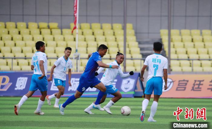 圖為班瑪隊(白)與達日隊在球場進行比拼。　馬銘言 攝