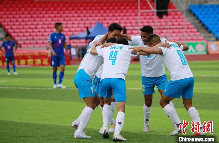 圖為班瑪隊隊員慶祝進球?！●R銘言 攝