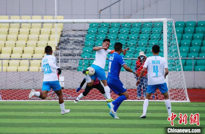 圖為班瑪隊(白)與達日隊在球場進行比拼?！●R銘言 攝