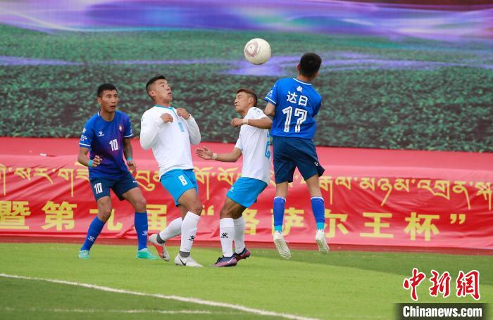 圖為班瑪隊(白)與達日隊在球場進行比拼?！●R銘言 攝