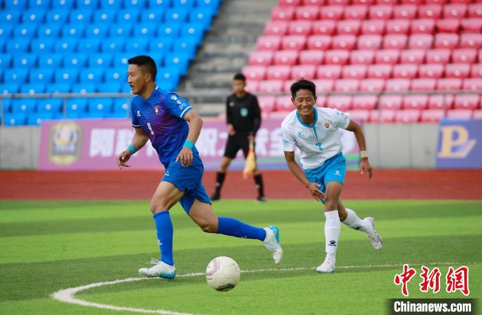 圖為班瑪隊(白)與達日隊隊員在球場感受快樂足球。　馬銘言 攝