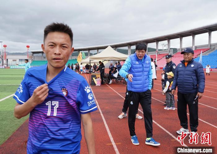 圖為范志毅在球場邊指導球員。　馬銘言 攝