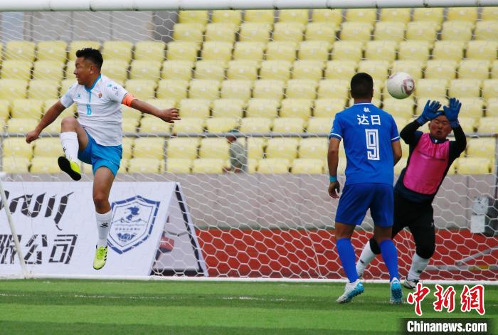 圖為班瑪隊(白)與達日隊在球場進行比拼。　馬銘言 攝