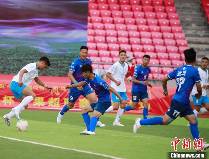 圖為班瑪隊(白)與達日隊在球場進行比拼?！●R銘言 攝