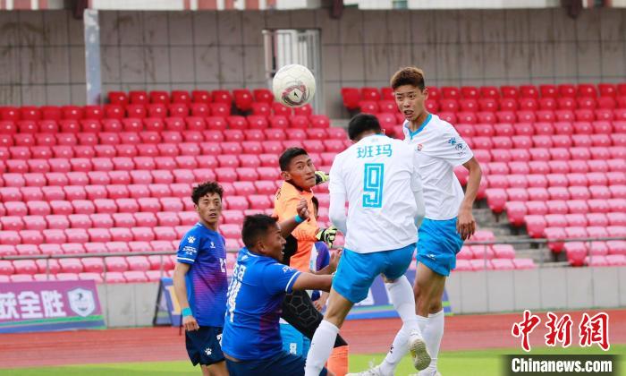 圖為班瑪隊(白)與達日隊在球場進行比拼?！●R銘言 攝