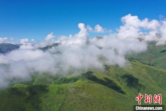 航拍賽來塘鎮(zhèn)山間云霧繚繞?！●R銘言 攝