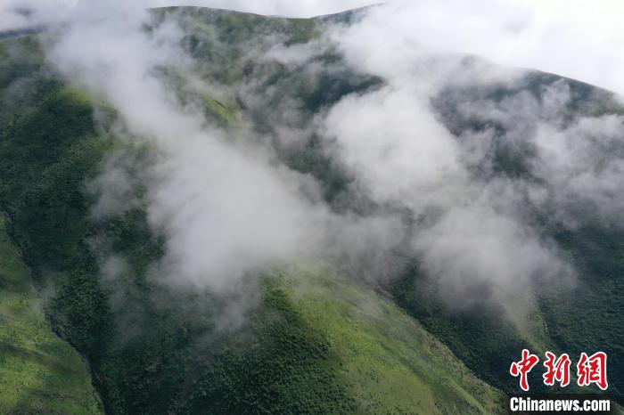 航拍賽來塘鎮(zhèn)山間云霧繚繞?！●R銘言 攝