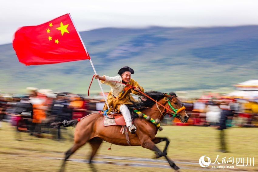 馬術(shù)表演現(xiàn)場。洛絨尼瑪攝