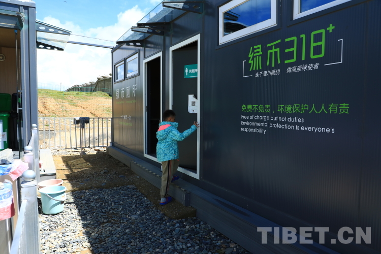 圖為小孩投遞飲料空瓶后免費如廁.JPG 圖為小孩投遞飲料空瓶后免費如廁.JPG