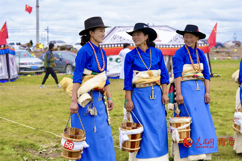 身著節(jié)日盛裝的澤庫(kù)牧女。人民網(wǎng) 陳明菊攝