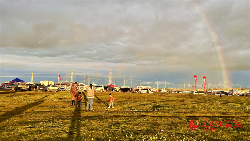 一家四口打卡彩虹。人民網(wǎng) 陳明菊攝