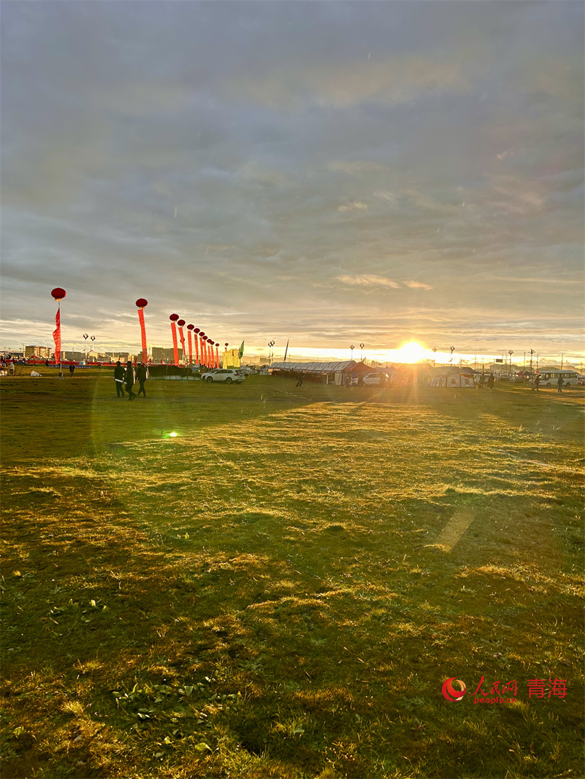 傍晚的澤曲草原。人民網(wǎng) 陳明菊攝