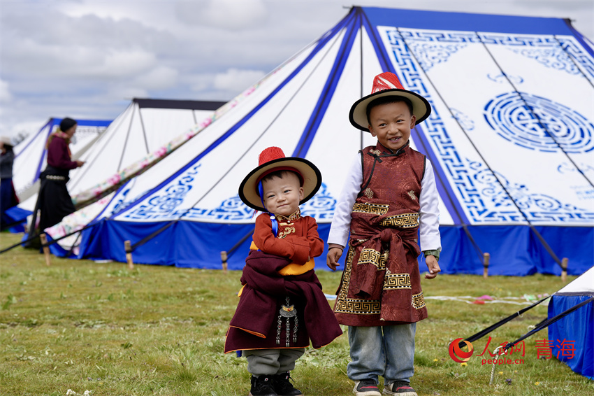 身著節(jié)日盛裝的小朋友。人民網(wǎng) 陳明菊攝