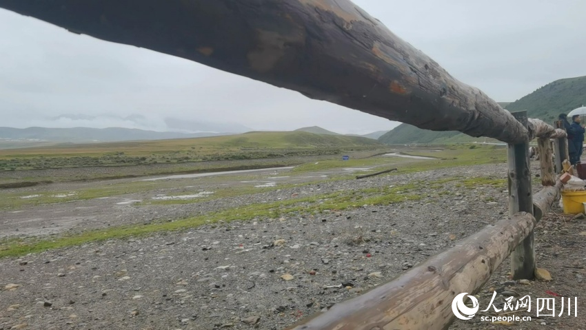 塔公鎮(zhèn)在公路沿線設置木柵欄用于物理防護。人民網(wǎng)記者 王洪江攝