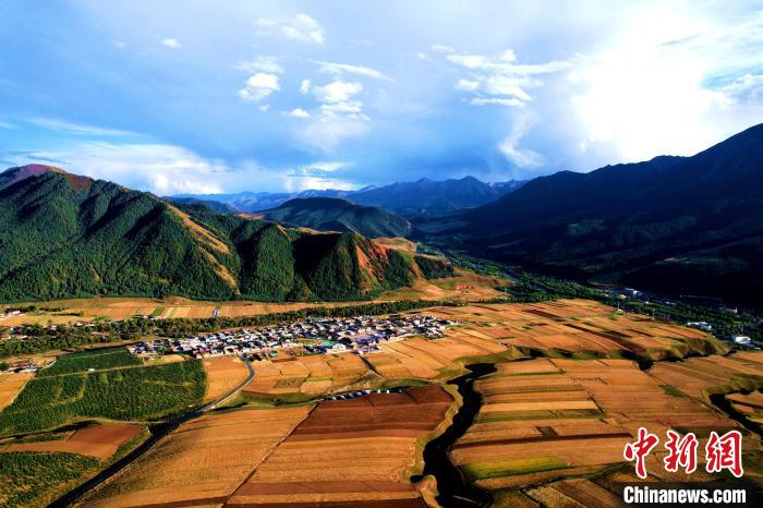 航拍金色祁連山:秋景迷人風(fēng)景如畫(huà)