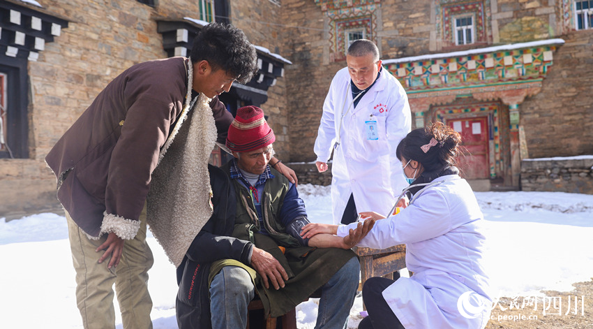 幫扶醫(yī)療小分隊成員為村民義診。劉學(xué)懿攝