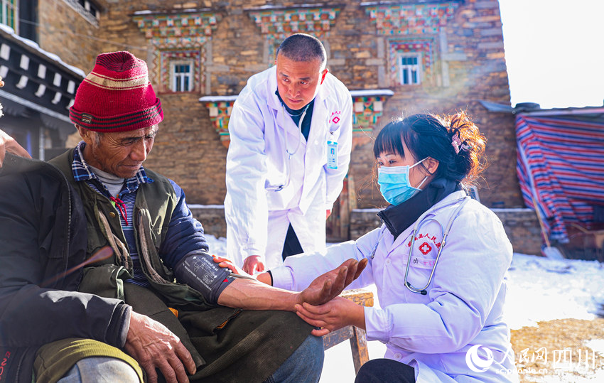 幫扶醫(yī)療小分隊成員為村民義診。劉學(xué)懿攝