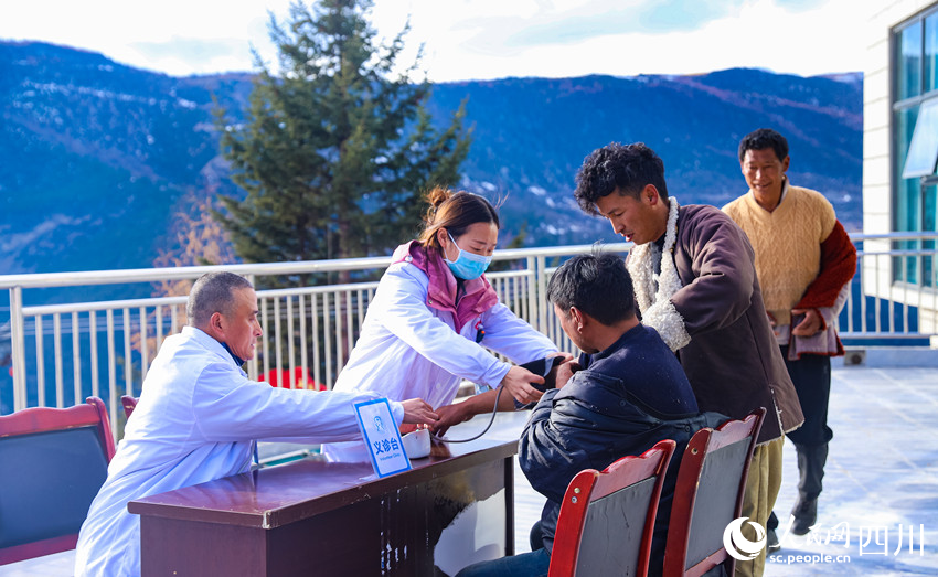 幫扶醫(yī)療小分隊成員為村民義診。劉學(xué)懿攝