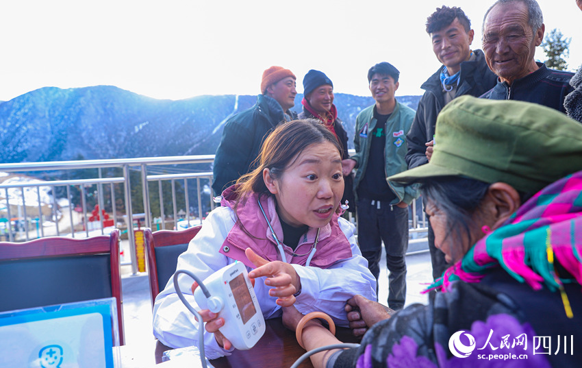 幫扶醫(yī)療小分隊成員為村民義診。劉學(xué)懿攝