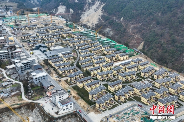 圖為2月1日，瀘定磨西鎮(zhèn)震后重建的安置小區(qū)。(無人機照片)<a target='_blank' href='/'><p  align=