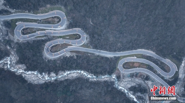 圖為2月1日，震后重建的海螺溝景區(qū)道路。(無人機照片)<a target='_blank' href='/'><p  align=