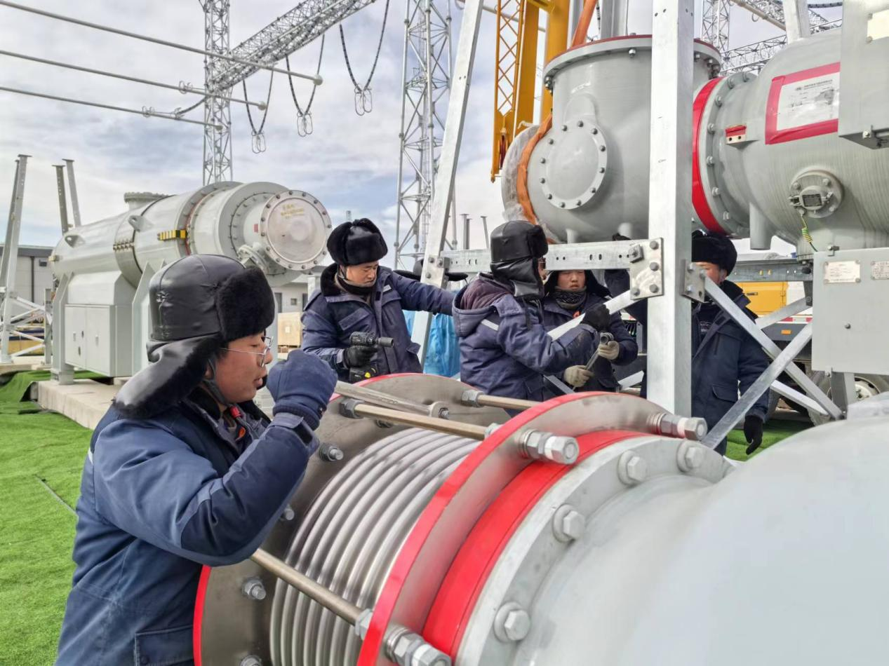 750千伏HGIS單元開蓋環(huán)節(jié)。王元明攝