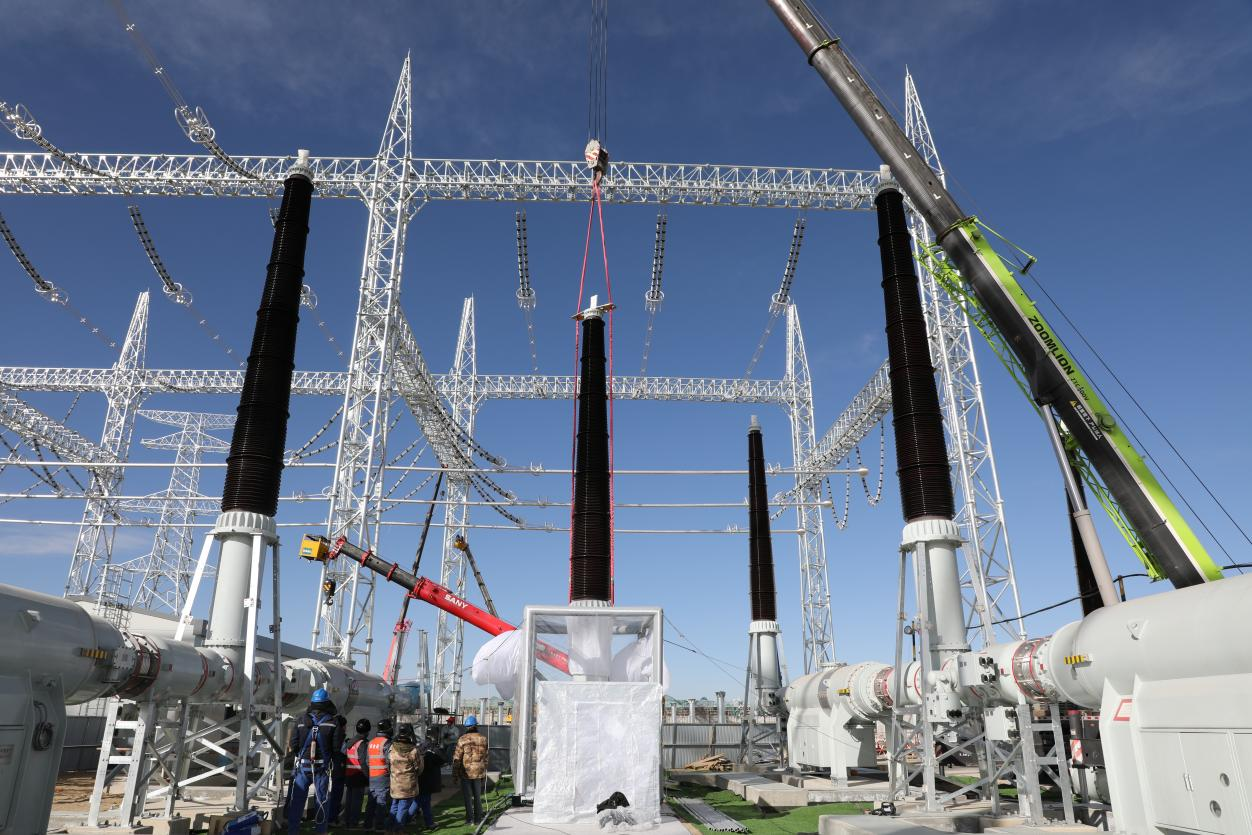 750千伏HGIS套管安裝工作。蒙珝攝