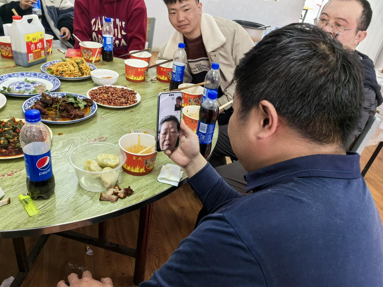 王玉琦與家人視頻。王元明攝