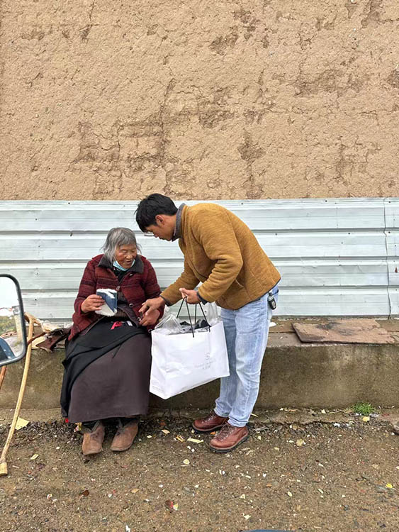 扎西奪爾登為困難群眾送去冬季御寒物資。阿壩州文明辦供圖