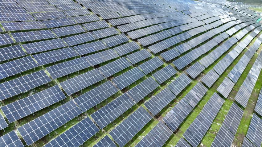 華電金川新能嘎斯都一期20萬千瓦光伏項(xiàng)目。金川縣融媒體中心供圖