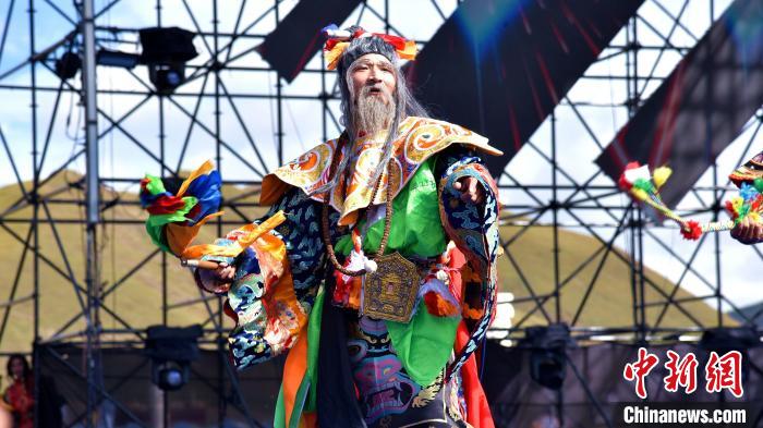 史詩(shī)劇+民族服裝秀“中國(guó)格薩爾文化之鄉(xiāng)”魅力盡顯