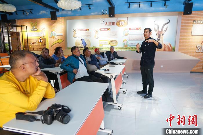 尼泊爾媒體考察團(tuán)參訪青海湖了解瀕危物種普氏原羚