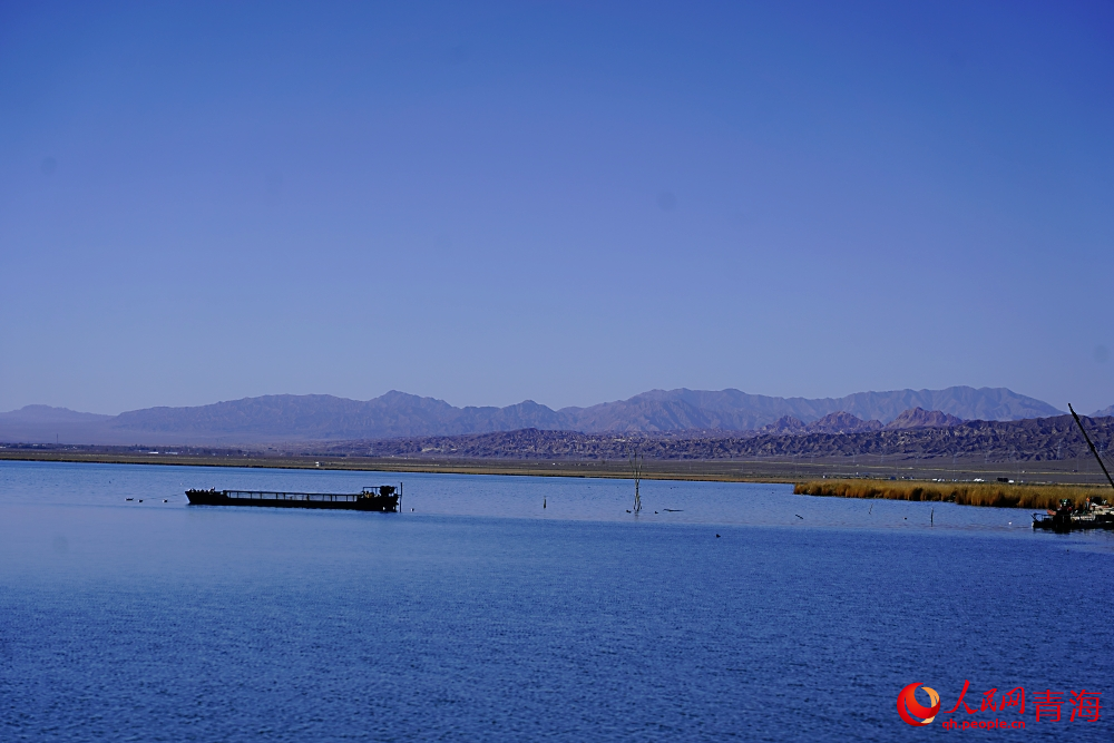 可魯克湖秋色如畫。人民網(wǎng) 陳明菊攝
