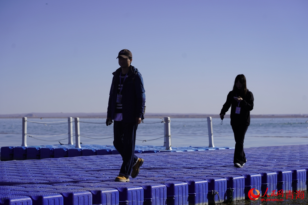 游人漫步在可魯克湖。人民網(wǎng) 陳明菊攝
