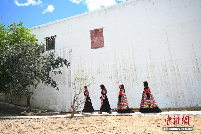 四川鄉(xiāng)城:游客穿上“瘋裝”體驗“白色灌禮”習俗