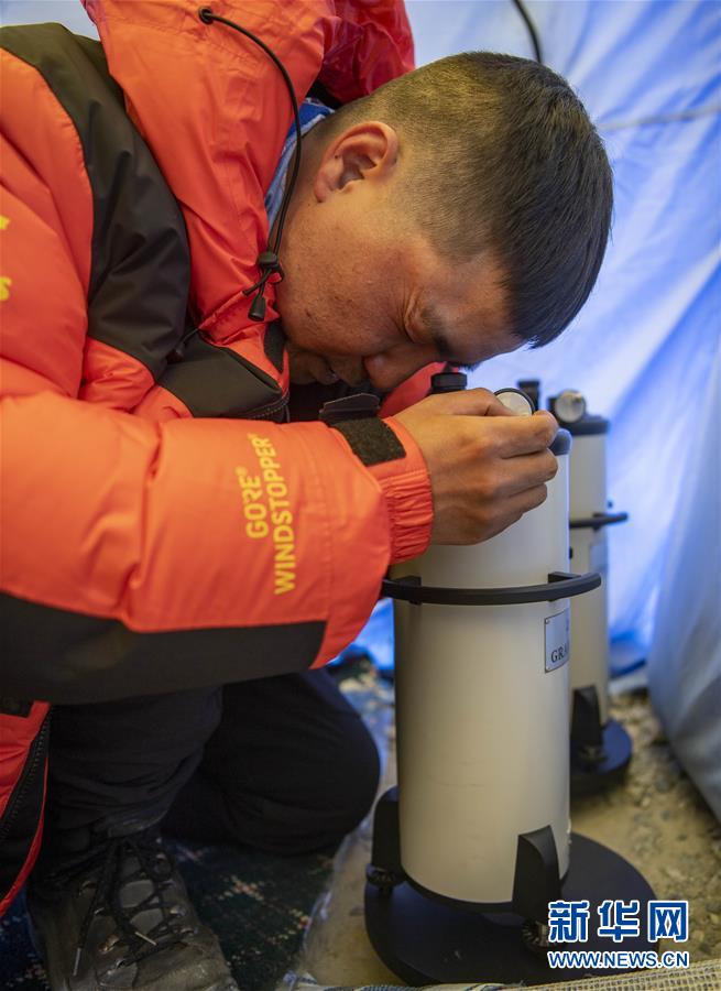 （新華全媒頭條·圖文互動）（9）往更高處長、往長春北京方向移動——來自海拔8848.86米的報告