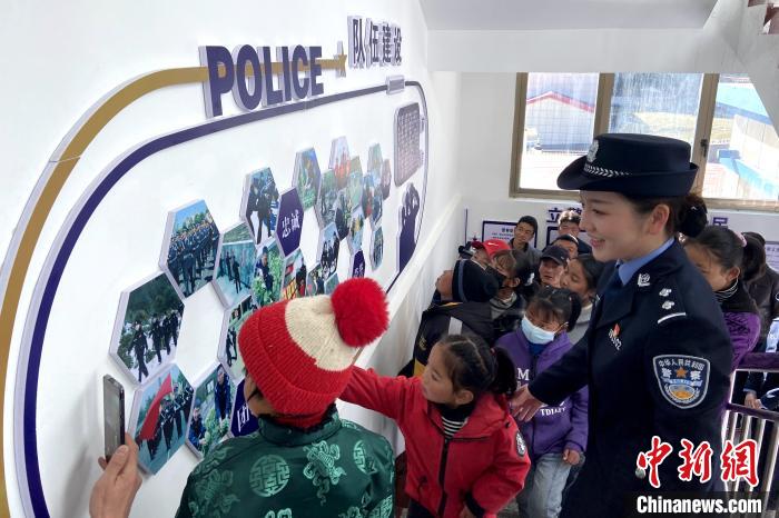 山南邊境管理支隊(duì)勒布邊境派出所舉行警營(yíng)開(kāi)放日活動(dòng)，邀請(qǐng)駐地民眾進(jìn)警營(yíng)，了解民警工作生活?！∏f冀 攝