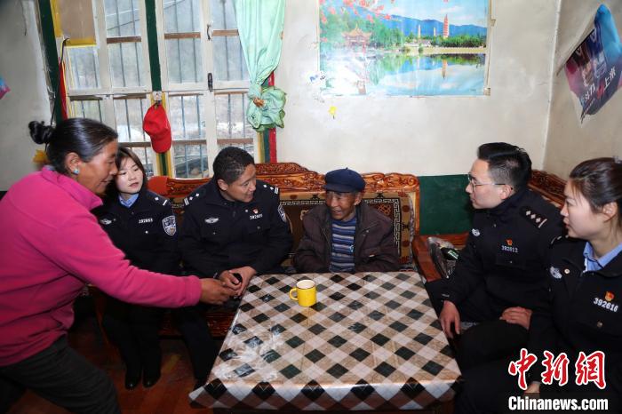 亞?wèn)|出入境邊防檢查站民警走訪慰問(wèn)轄區(qū)困難群眾?！堄陱?qiáng) 攝